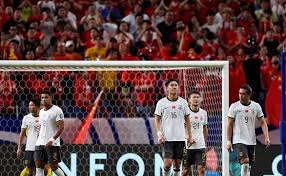 位踏上球场 位踏上球场